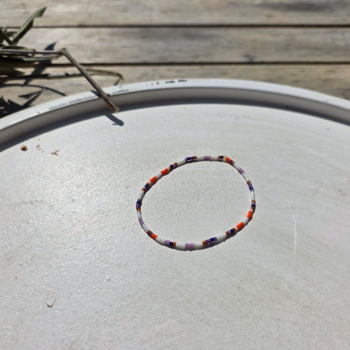 armband uit miyukikralen in paars, wit, lila en oranje