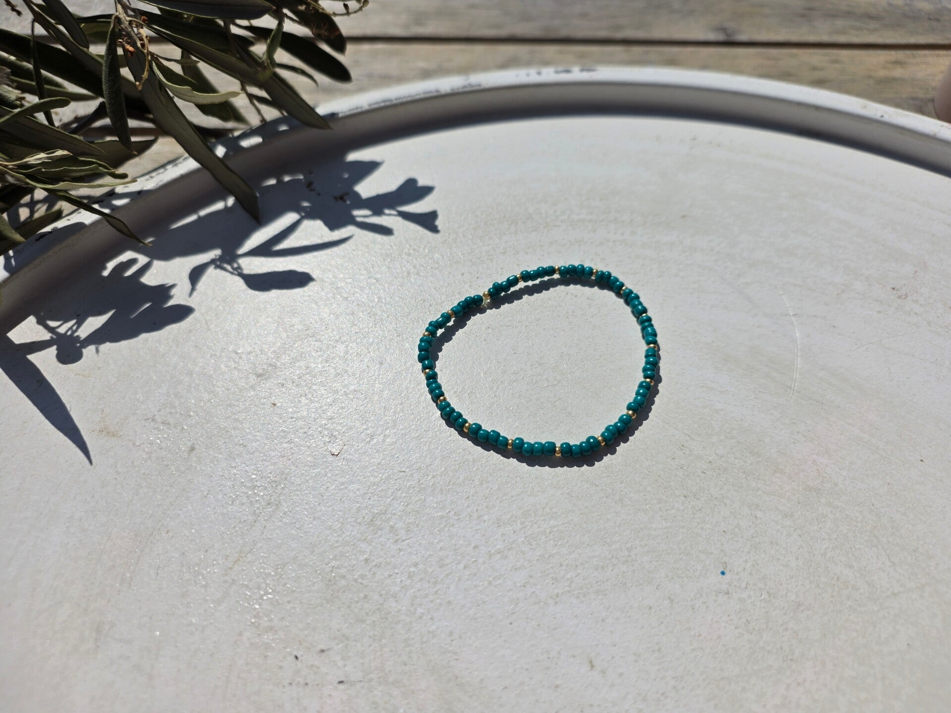 armband uit groene en gouden rocailles