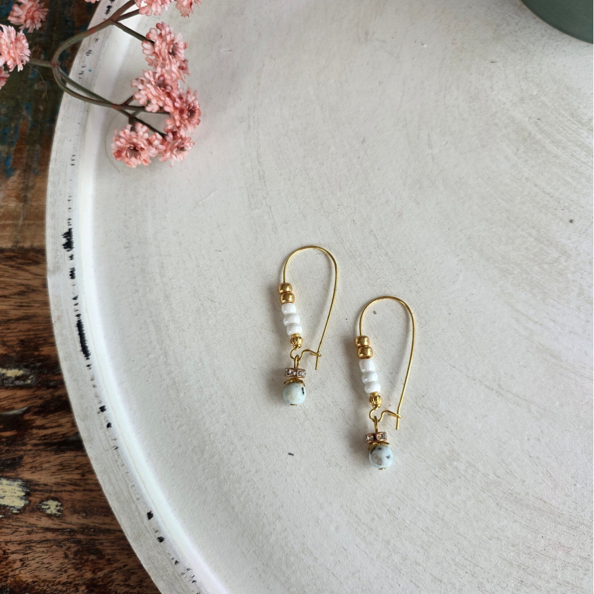 middelgrote doorsteekoorbel met wit, mint en gouden accenten