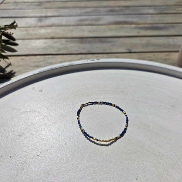 armband uit miyukikralen in donkerblauw en goud