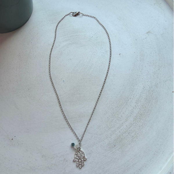ketting in zilverkleur met bedel (hand van fatima) en hanger uit maansteen en apatiet