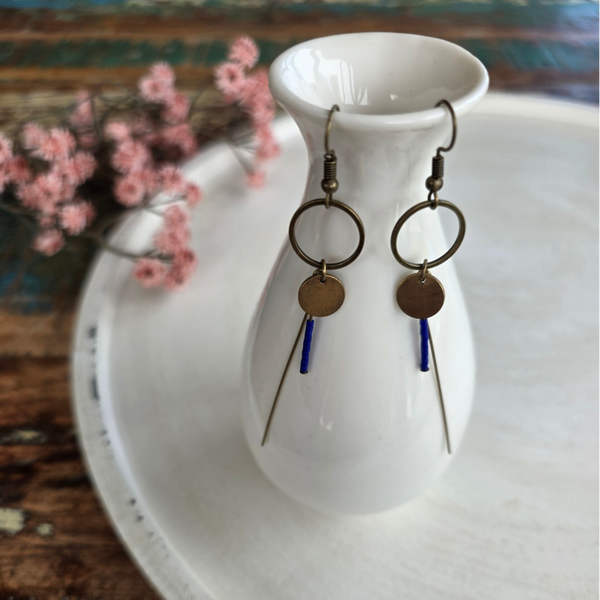 lange bronskleurige oorbellen met blauw accent