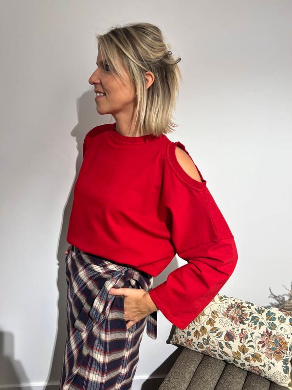 Gisèle - Red Sweater Cut Out