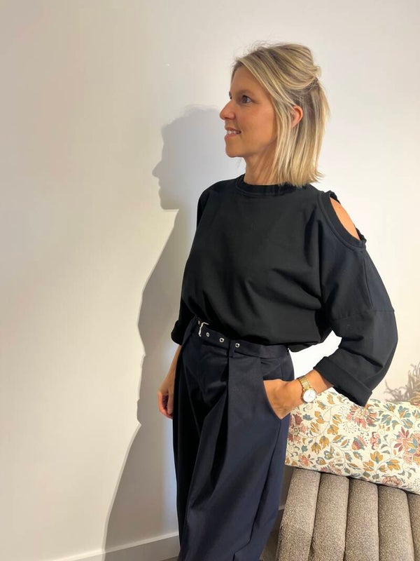 Gisèle - Black Sweater Cut Out