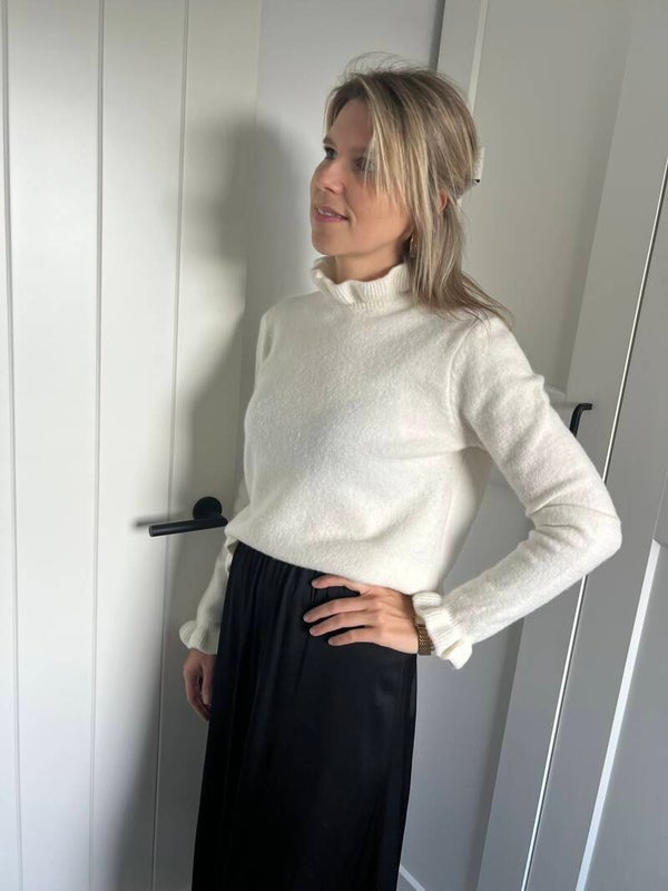 Laurie - White Knit Frill