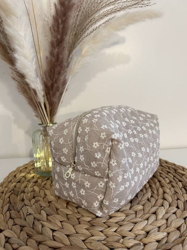 TROUSSE DE TOILETTE broderie anglaise