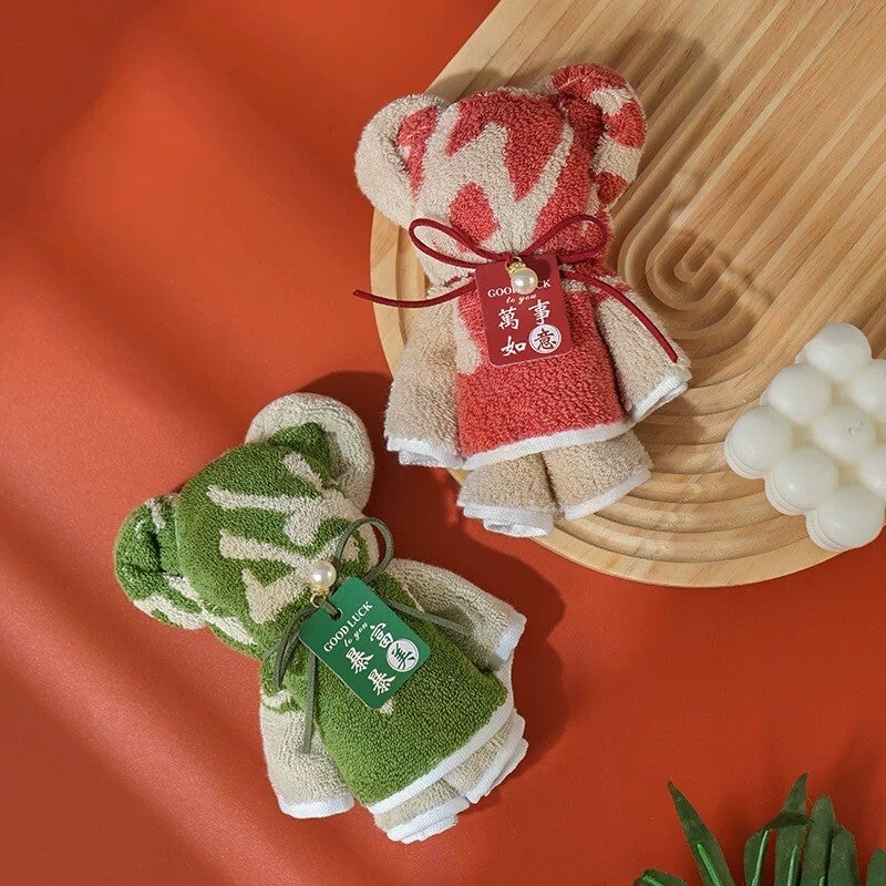 Bear-shaped small towels, perfect as a baby shower gift (pack of 2)