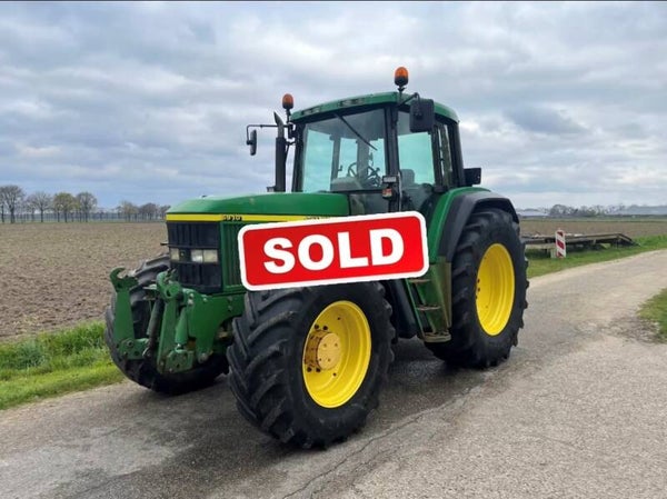 John Deere 6910