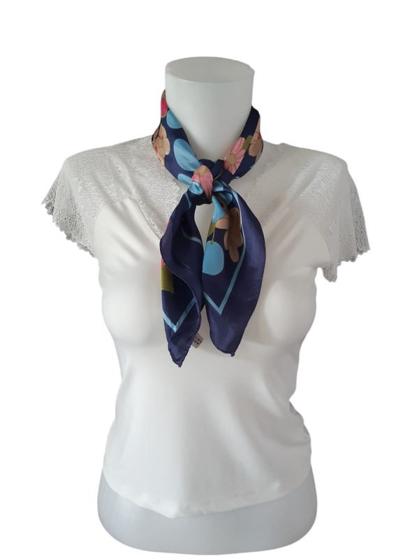 Foulard Vintage - L' Accessoire Chic et Polyvalent