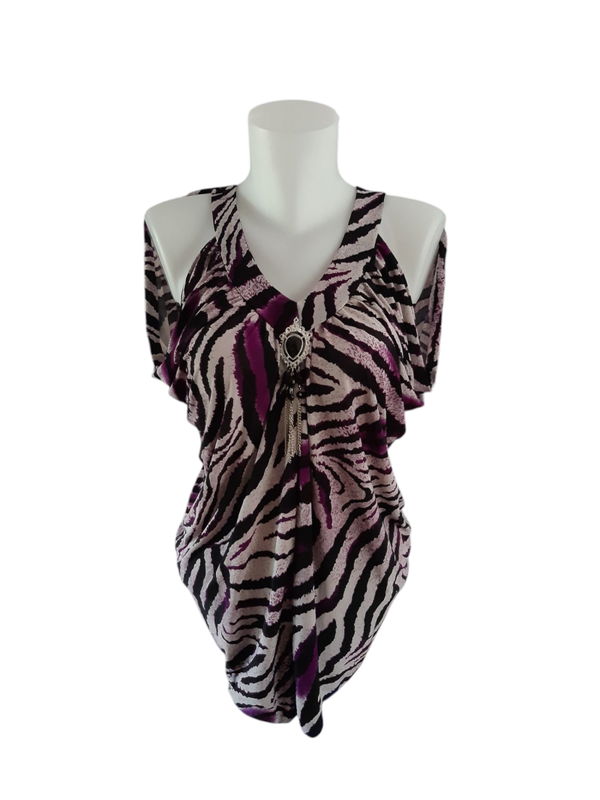Top fluide épaules dénudées zébré mauve et gris avec bijou – Élégance légère