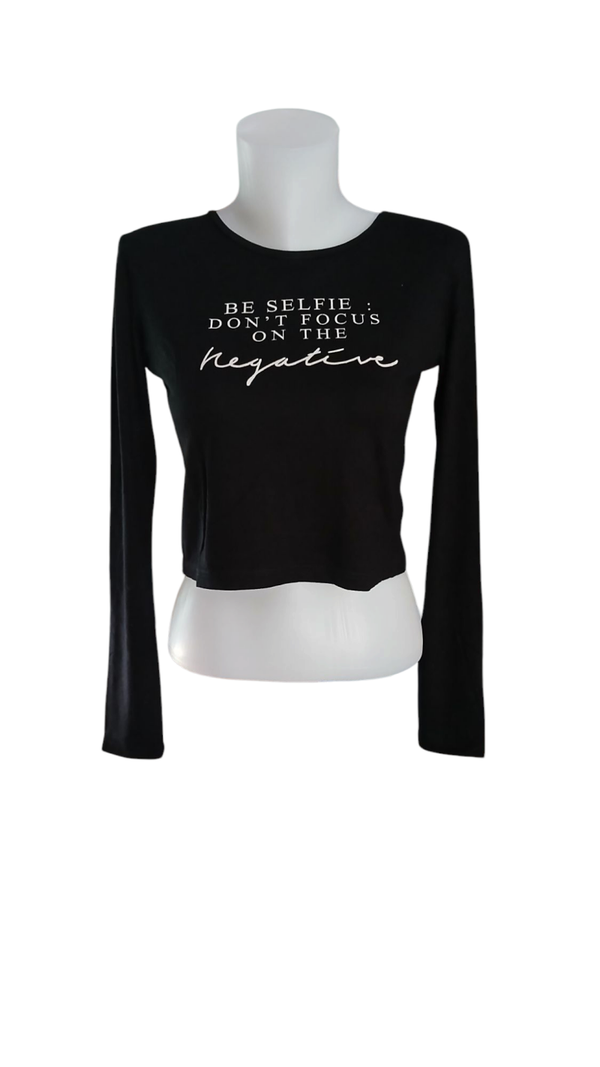 Crop top noir à manches longues avec message original – Style urbain et tendance