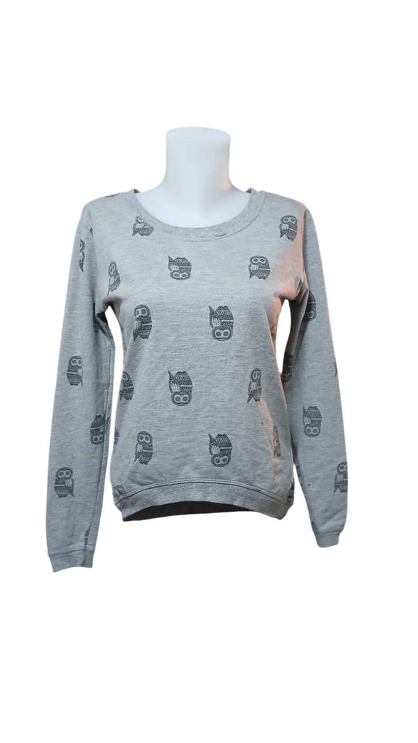 Petit pull fin gris à motifs hiboux – Douceur et originalité