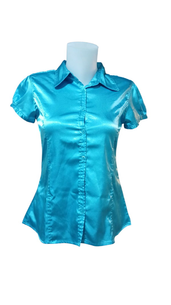 Chemisier en satin bleu – Élégance et douceur pour un style raffiné
