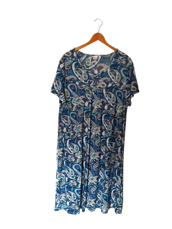 Robe bleue à manches courtes – Motifs élégants