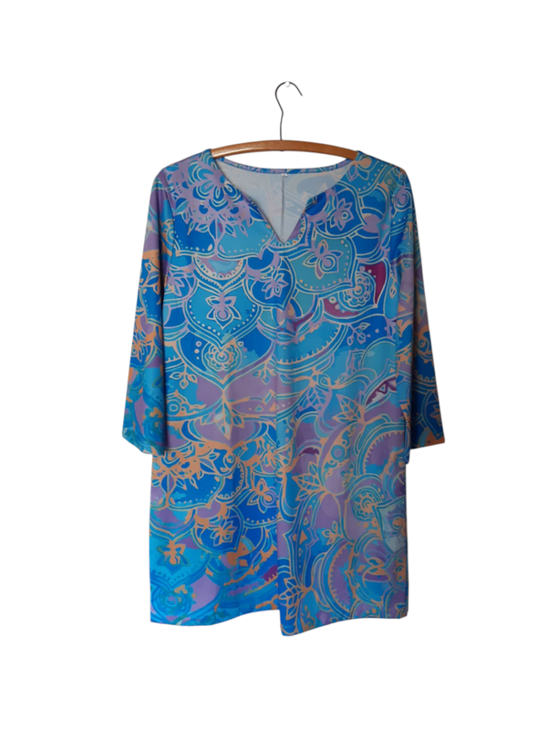 Tunique à motifs bleus en teintes pastel – Élégance et douceur estivale