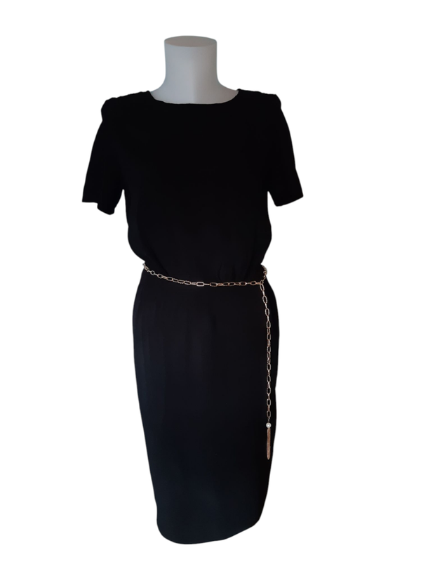 Robe noire à manches courtes – ouverture dos & dentelle