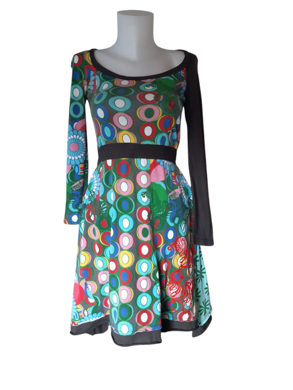 Robe  manches longues avec ceinture de marque  Desigual – Élégance et originalité