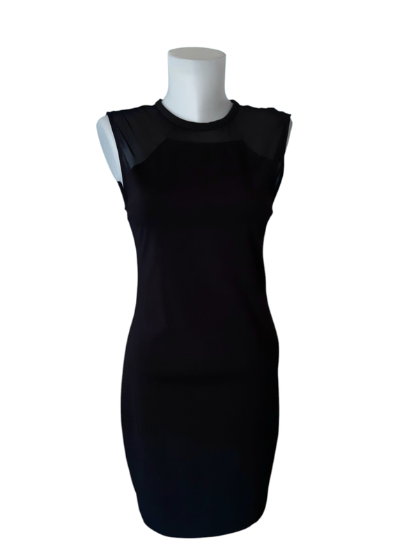 Petite robe noire sans manches – Dos et épaules  transparents