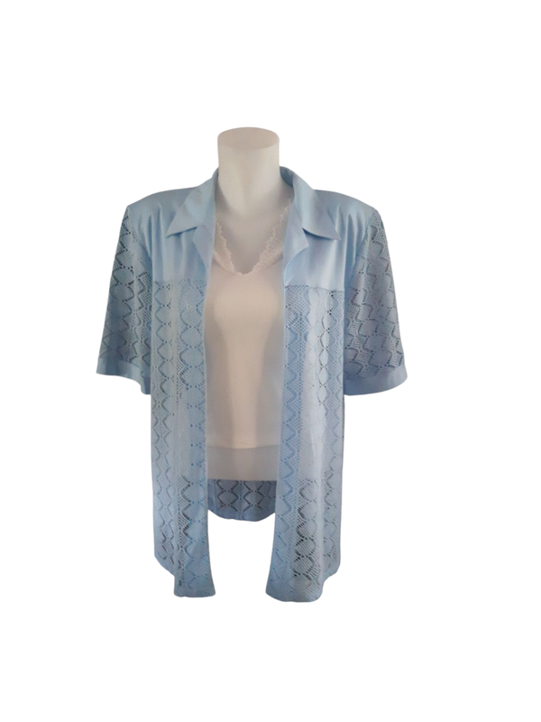 Chemise ajourée en crochet bleu – Élégance bohème et légèreté estivale