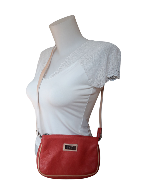 Sac pochette Guess corail avec intérieur léopard | Glamour