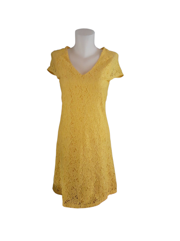 Robe en dentelle jaune soleil – L’éclat radieux d’une élégance intemporelle