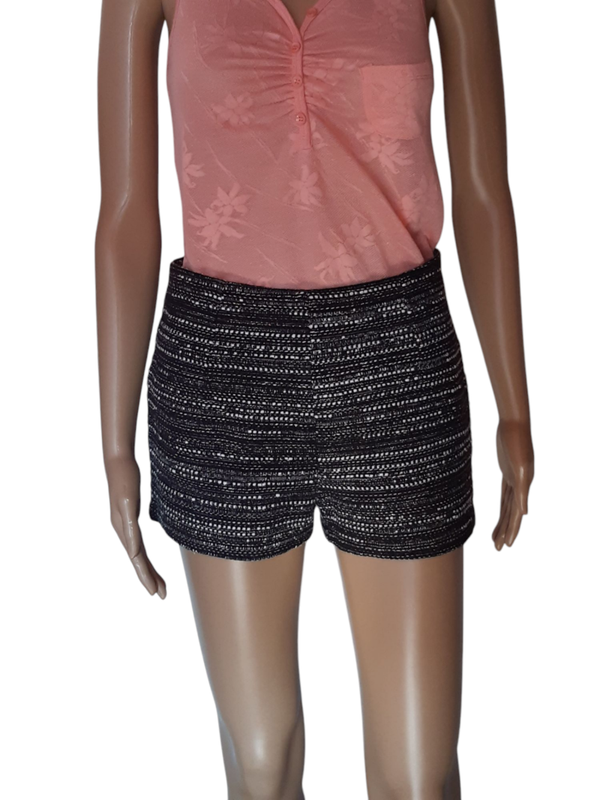 Short court en laine - Blanc, gris & noir - Style chic et moderne