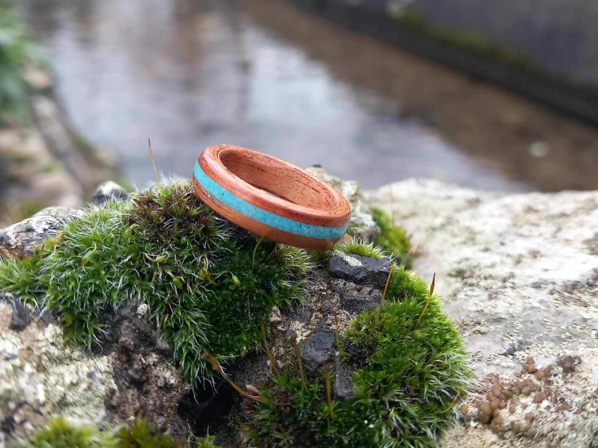 Bague en bois avec turquoise