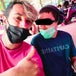 Faustin Thierry accompagne un jeune avec TSA lors d'une sortie extérieur.