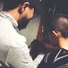 Faustin Thierry aide un adolescent à réaliser un geste du quotidien lors d'un accompagnement éducatif.
