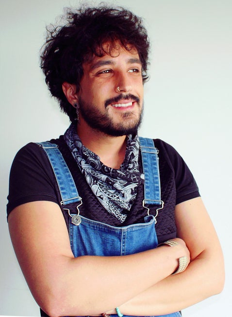 Portrait de Faustin Thierry, accompagnant spécialisé et psychopraticien TCC, bras croisés et souriant.