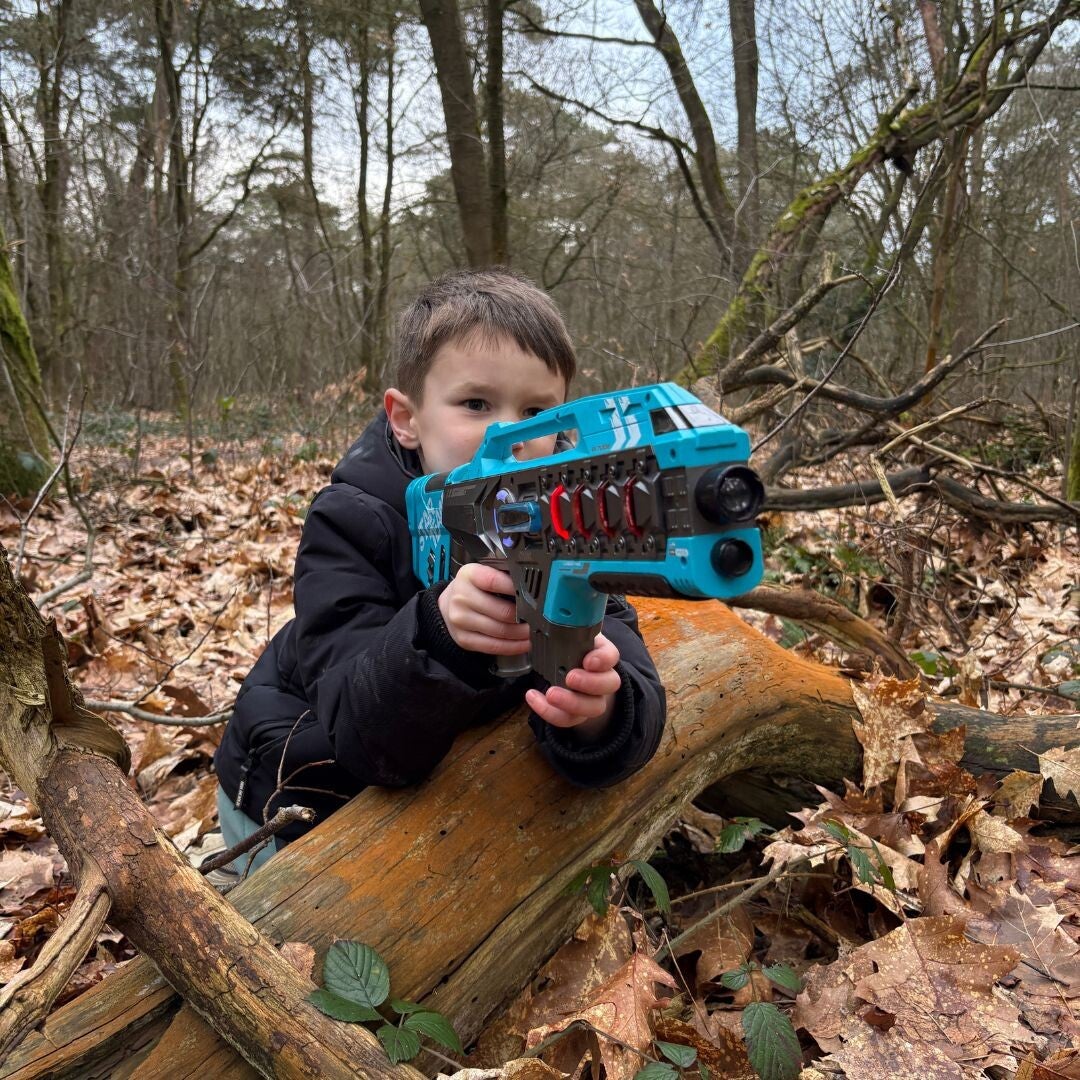 Kinderen spelen lasergame tijdens de Nationale Buitenspeeldag in Otterlo