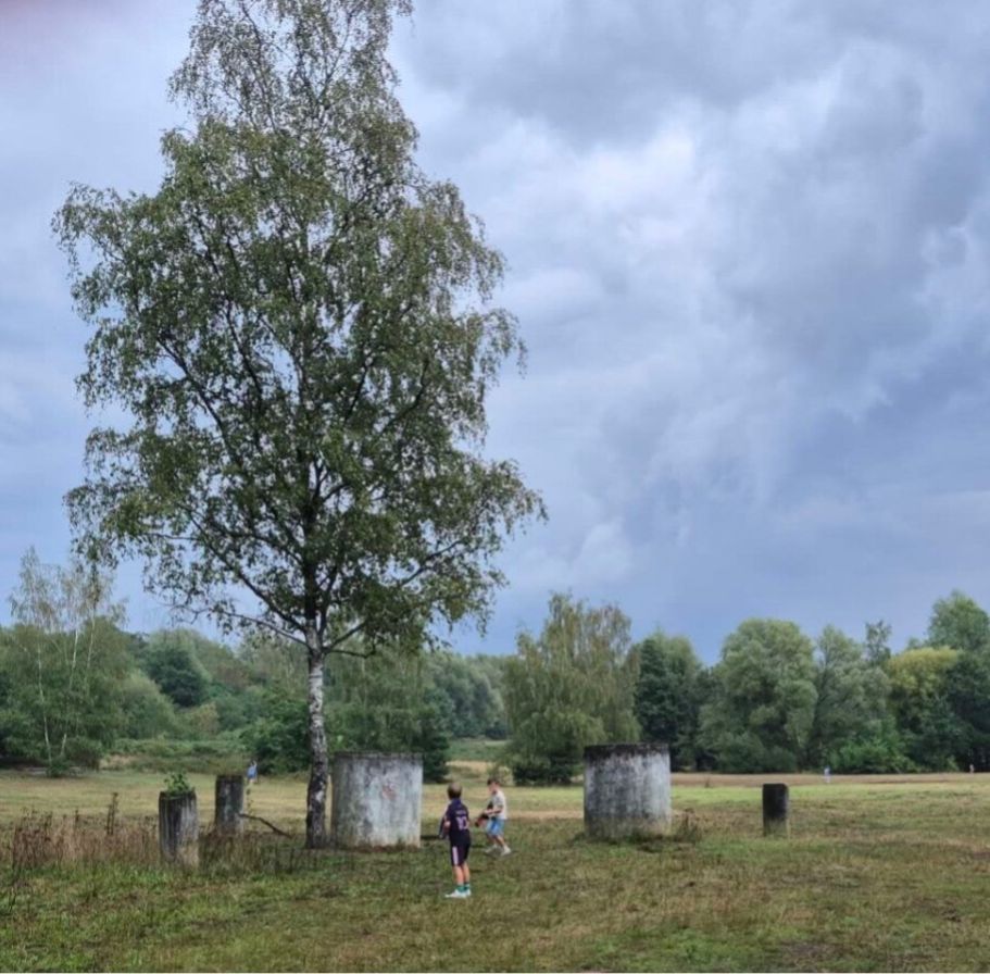 Obstakels zoals bomen en pilaren tijdens het lasergamen in Lunteren.