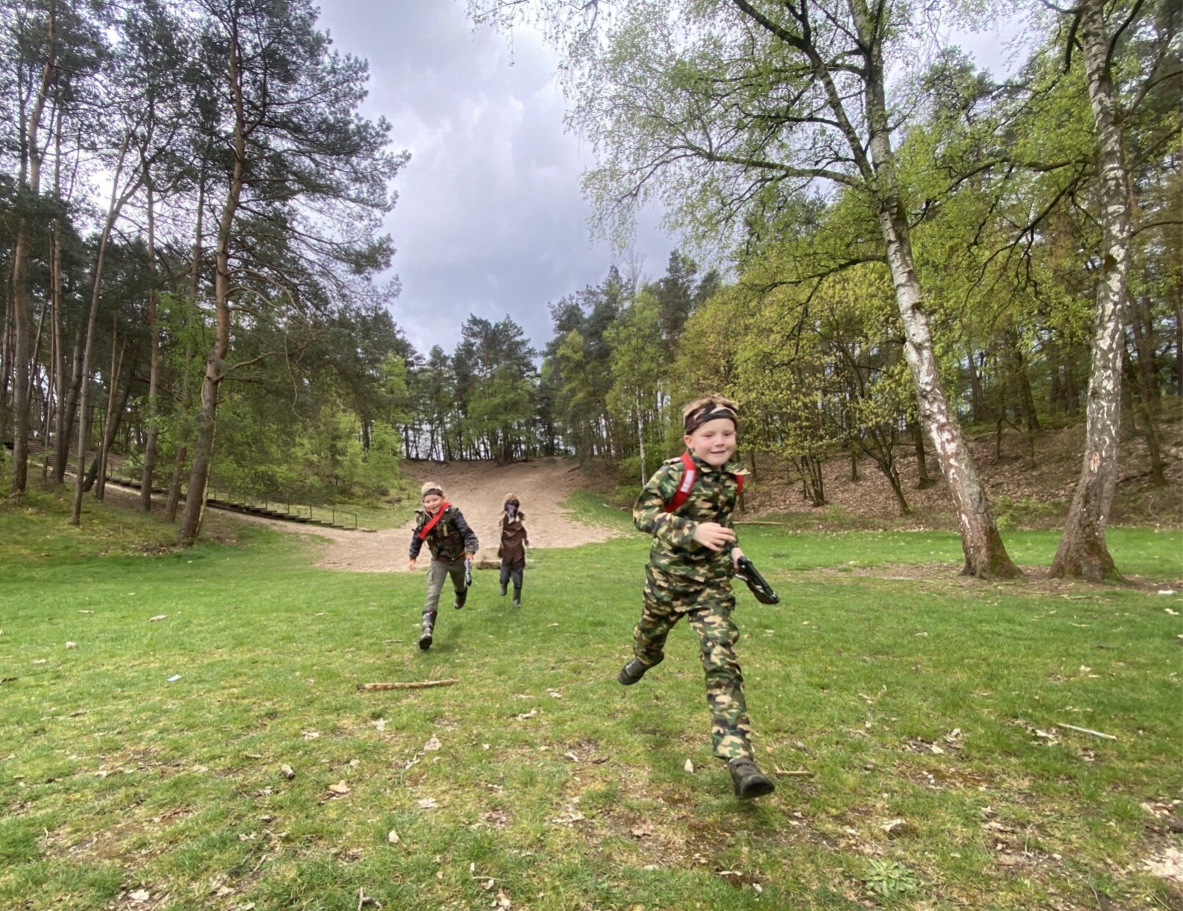 Kinderen tijdens een lasergame verjaardagsfeest bij het Speelbos in Ugchelen.