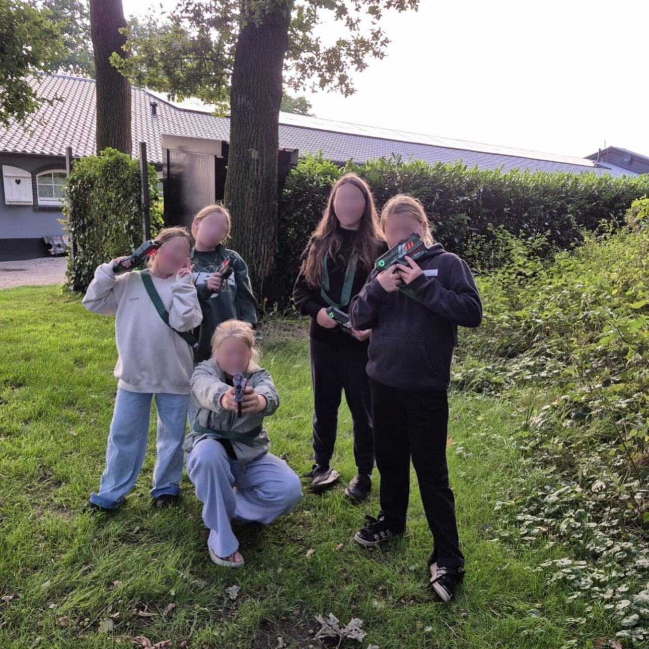 Kinderen lasergamen tijdens een verjaardagsfeestje in Otterlo. Lasergame huren, lasergames huren, lasergame kinderfeestje, lasergame verhuur, Harskamp, Wekerom, Lunteren, Ede, Barneveld, Hoenderloo, Garderen, Stroe, Bennekom, Kootwijkerbroek, Apeldoorn.