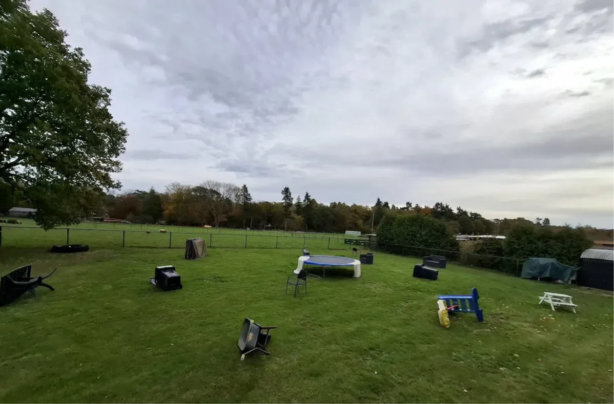 Gemaakt lasergame-speelveld op eigen terrein in Vierhouten met creatieve schuil- en verstopplekken, geschikt voor kinderfeestjes, familie-uitjes en groepen tot 50 spelers. Lasergame verhuur Harskamp
