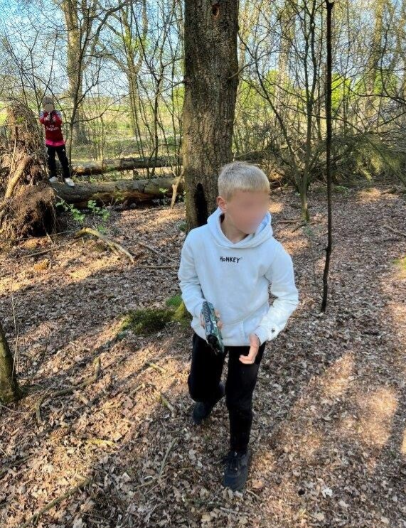 Groep tijdens lasergame activiteit bij De Eiken Stek in Wekerom