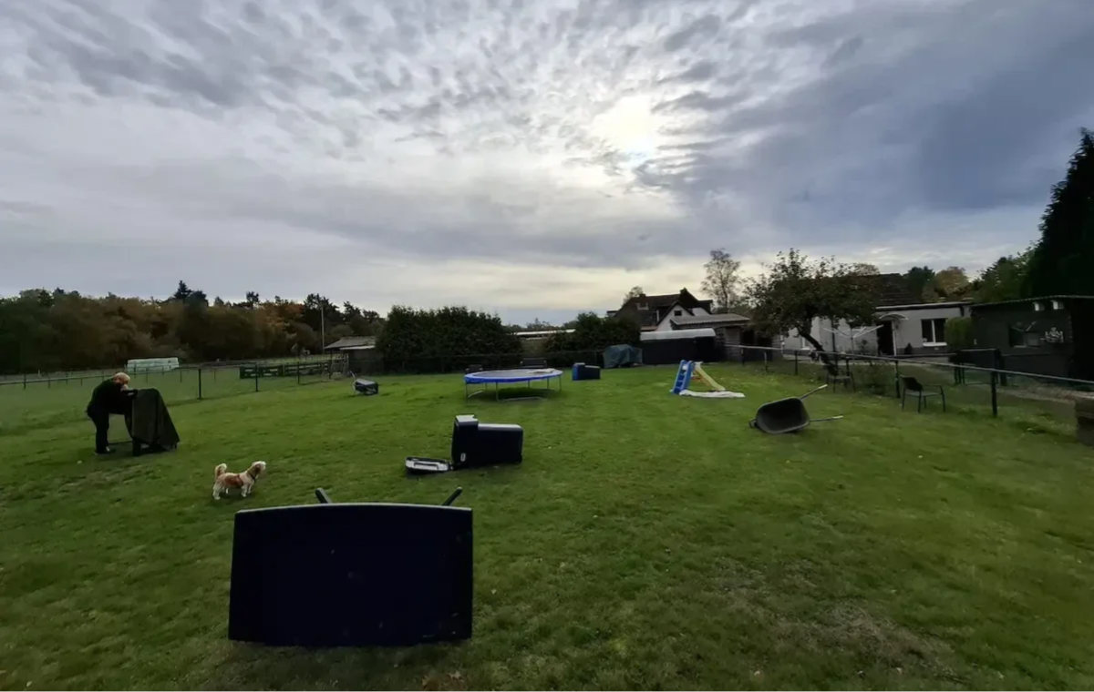 Creatieve lasergame-arena op eigen terrein in Vierhouten, ingericht met tafels, doeken en speelmaterialen, ideaal voor kinderfeestjes, familie-uitjes en actieve groepsactiviteiten. Lasergame verhuur Harskamp.