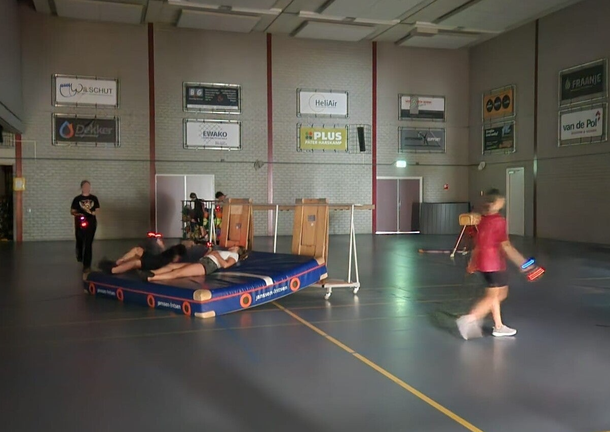 Kinderen spelen lasergame tijdens een verjaardag in Sportzaal De Spil in Harskamp. 