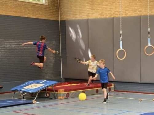 Kinderen spelen lasergame tijdens een actief kinderfeestje in gymzaal De Ridderhof in Ede