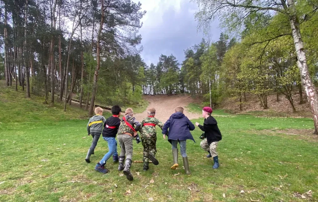 Groepen beleven lasergame tijdens een actief uitje of groepsactiviteit op een eigen locatie in de regio Harskamp, Ede en Barneveld, tot 50 spelers.