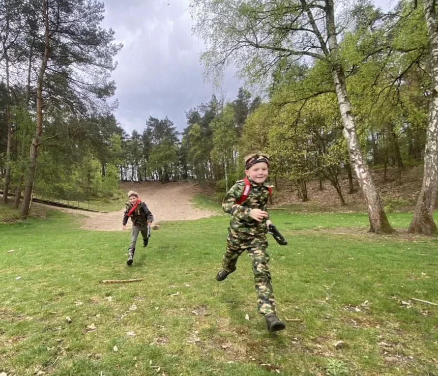 Groepen spelen lasergame op een zelfgekozen locatie in de regio Harskamp, Ede en Barneveld.