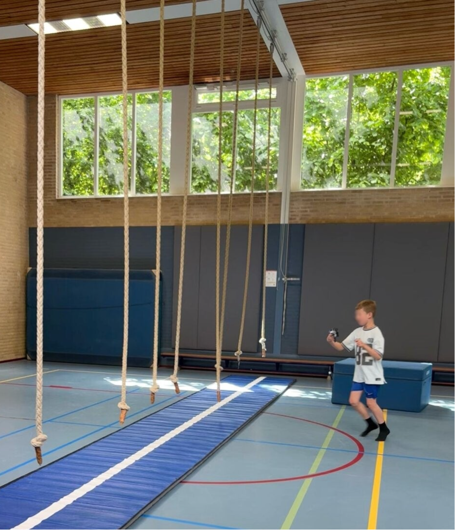 Lasergame-opstelling in gymzaal De Ridderhof in Ede voor een kinderfeestje
