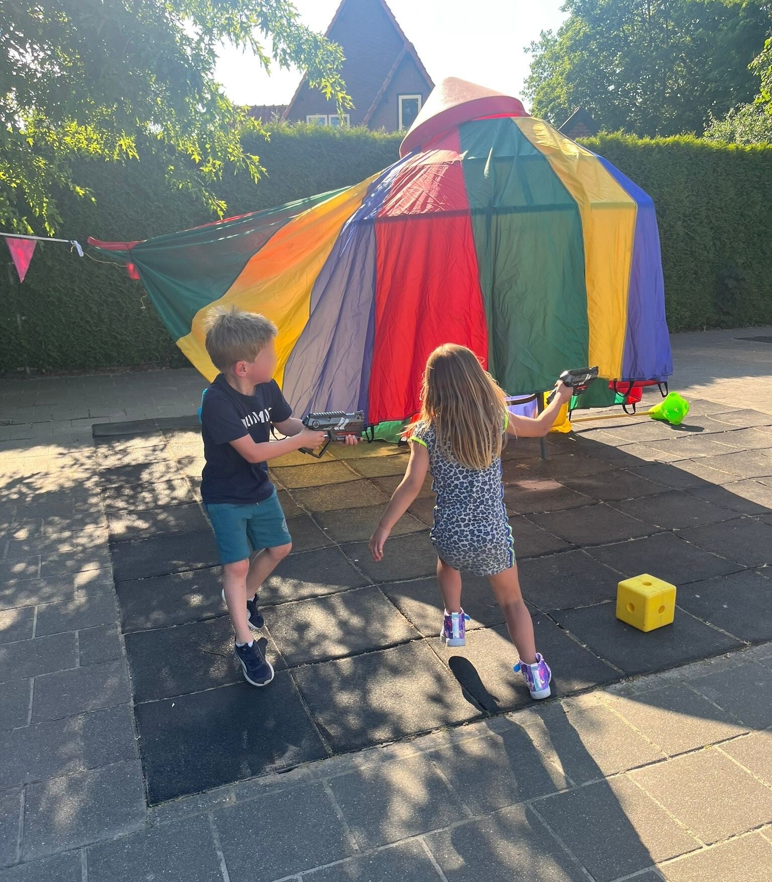 Kinderen tijdens het lasergamen op een schoolfeest 
