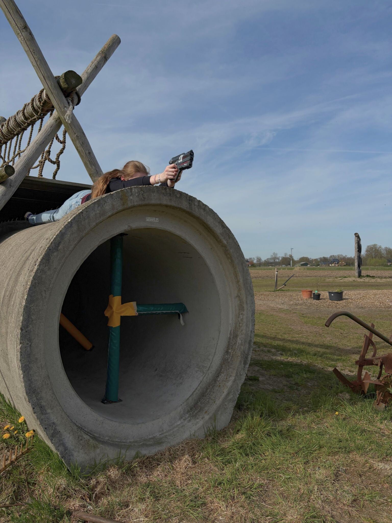 Fanatiek lasergamen op de outdoor stormbaan bij De Groenerie.