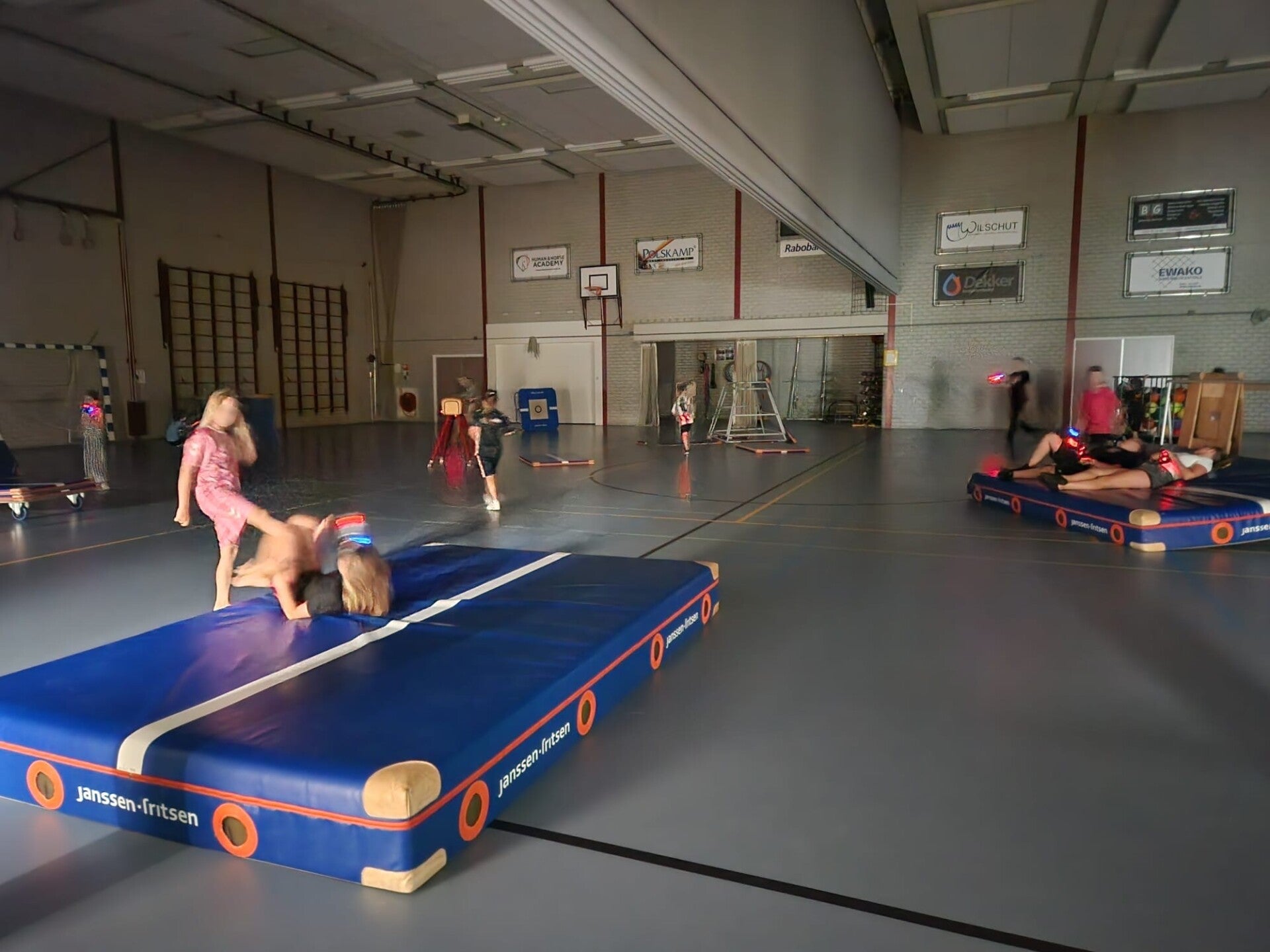 2.	Kinderen spelen lasergame tijdens een kinderfeestje in Sportzaal De Spil in Harskamp. 