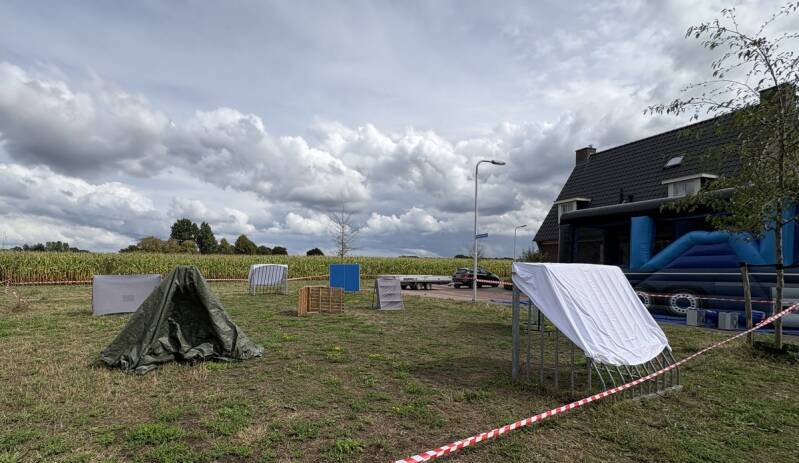 Lasergamen tijdens een buurtfeest op een veldje in Harskamp