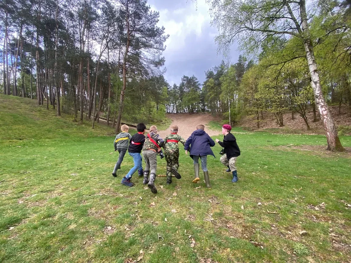 Groepen beleven lasergame tijdens een actief uitje of groepsactiviteit op een eigen locatie in de regio Harskamp, Ede en Barneveld, tot 50 spelers.