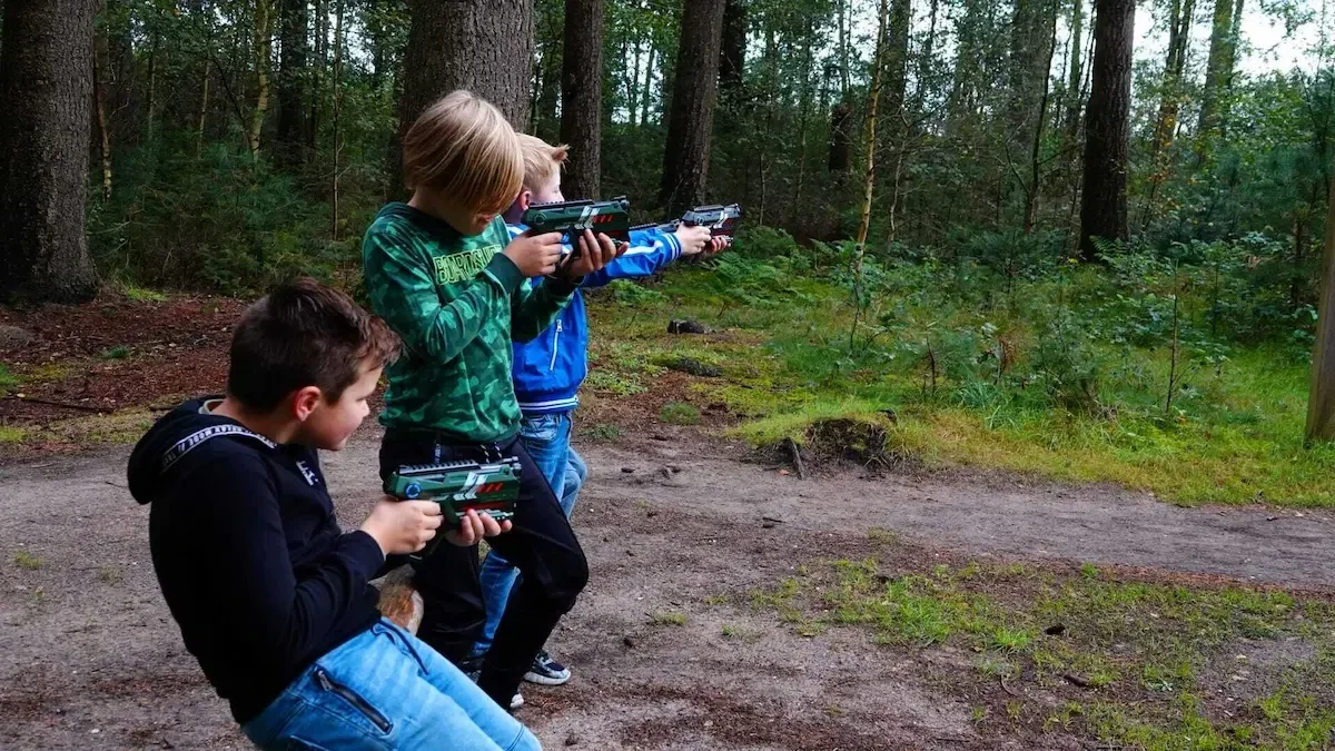 Lasergame verhuur Harskamp voor kinderfeestjes, familie-uitjes of groepen tot 50 spelers, op een zelfgekozen locatie in de regio Harskamp, Ede en Barneveld.