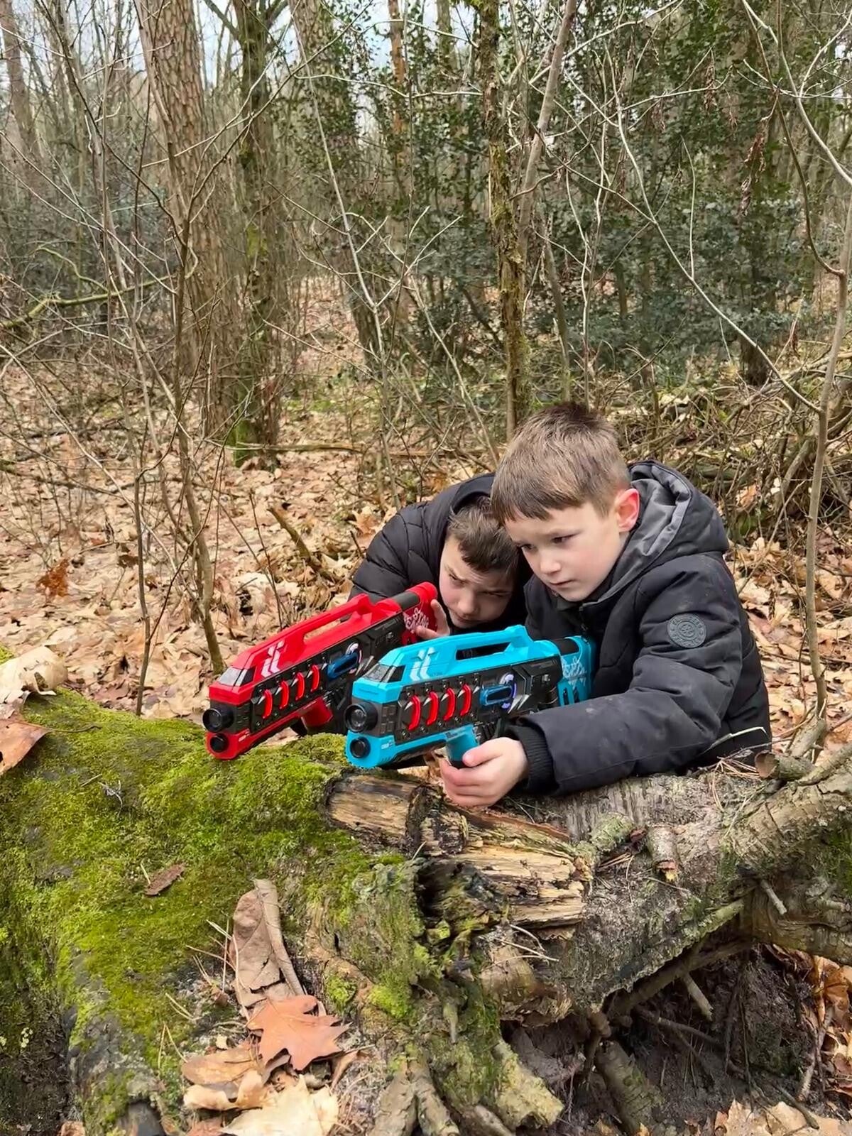 Tarieven lasergame huren op de Veluwe in regio Harskamp, Ede en Barneveld. Onbeperkt lasergamen op een eigen gekozen locatie voor kinderfeestjes, scholen, familie of vriendengroepen. Lasergame verhuur met complete lasergamepakketten en gratis bezorging