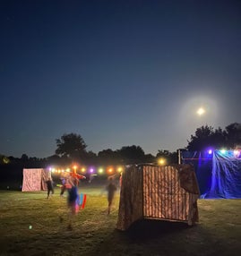 Kinderen van groep 3 t/m 8 rennen en spelen fanatiek tijdens lasergamekamp bij De Eiken Stek | Wekerom, Veluwe, met een uitdagende game zone. Lasergame huren, Harskamp, Otterlo, Ede, Barneveld, Lunteren, Kootwijkerbroek, Garderen